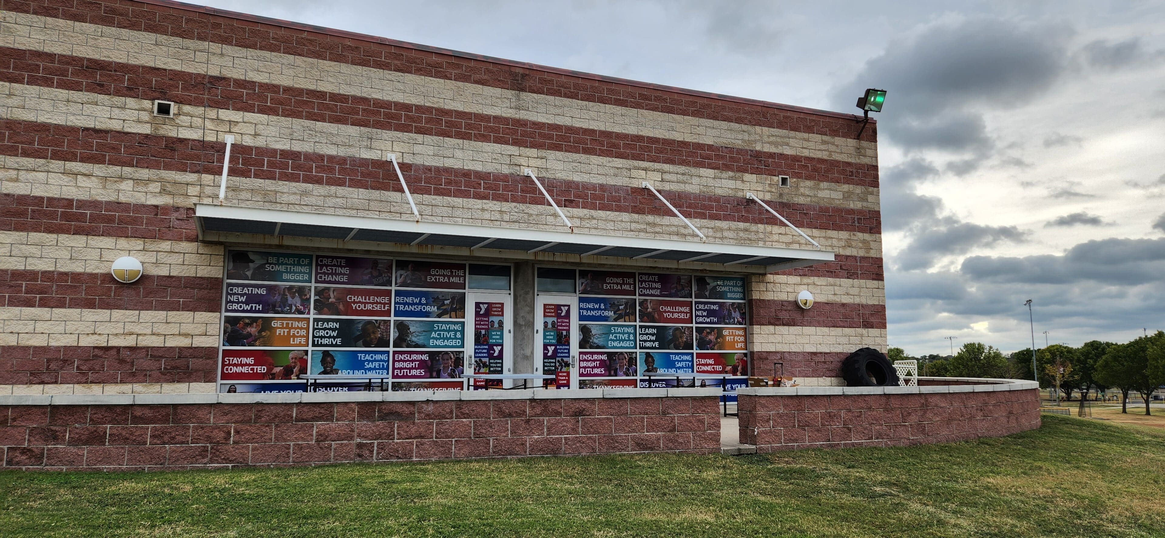 A building with several windows on the outside of it.